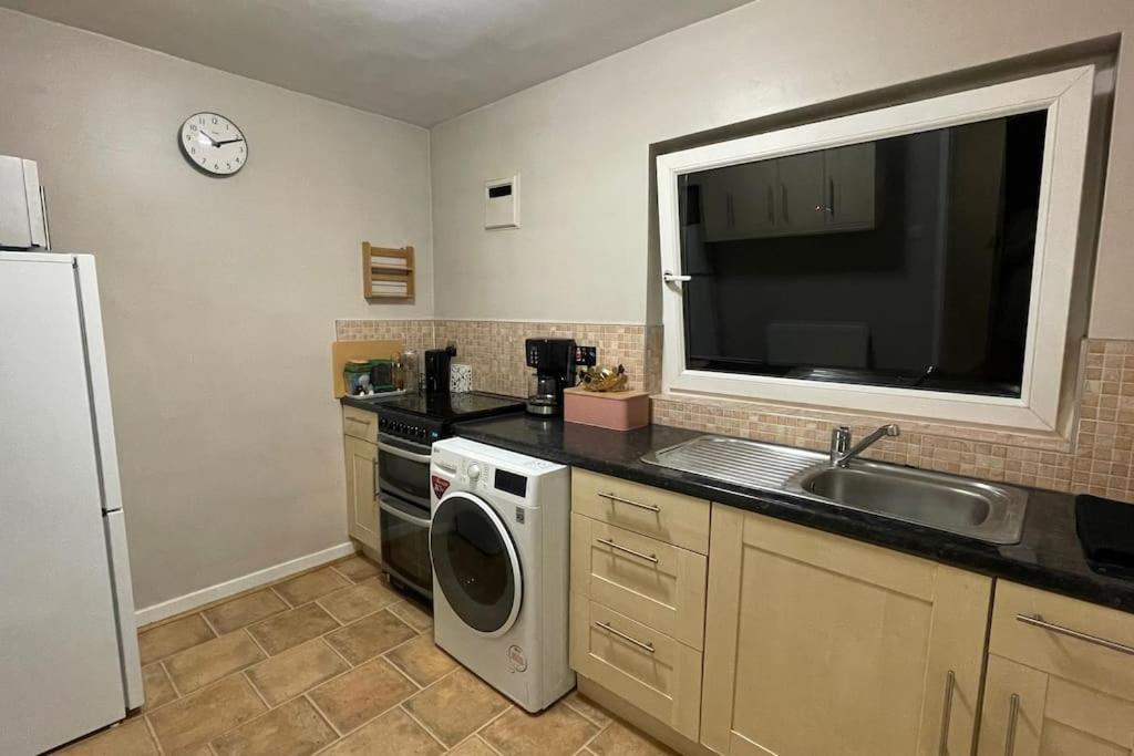 Cosy Flat For 4, Family Friendly, Private Parking, Close To Central London Exteriör bild