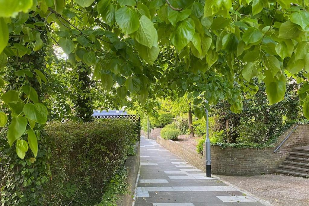Cosy Flat For 4, Family Friendly, Private Parking, Close To Central London Exteriör bild