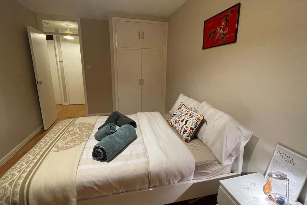 Cosy Flat For 4, Family Friendly, Private Parking, Close To Central London Exteriör bild