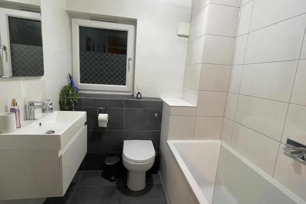 Cosy Flat For 4, Family Friendly, Private Parking, Close To Central London Exteriör bild